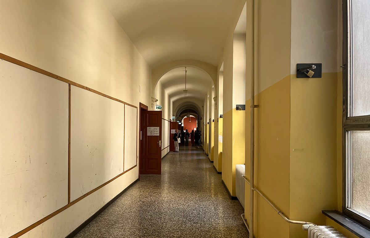 Ansicht eine Gangs mit Eingang in ehem. Klassenzimmer