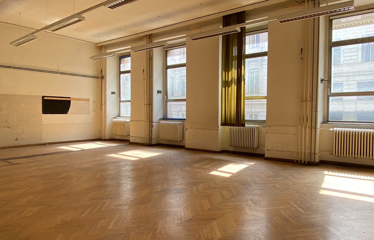 leeres Klassenzimmer, mit vier Fenstern auf der rechten Seite
