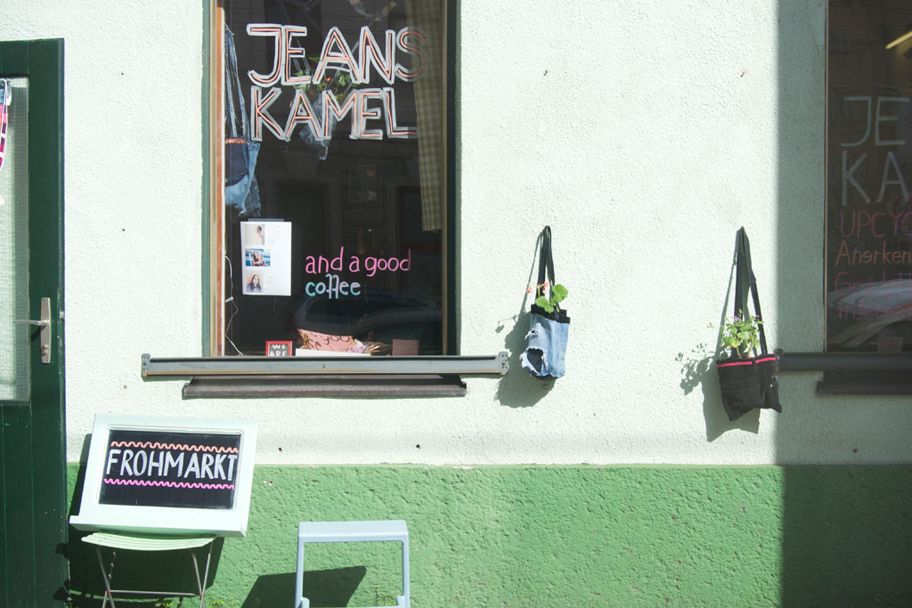 Jeanskamel | Außenansicht Fenster + Flohmarkt | Helene Lippert