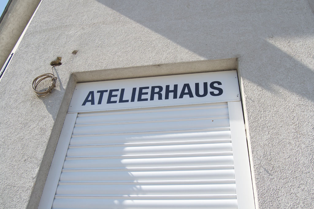 Atelierhaus | Detailshot Eingangsschriftzug | Helene Lippert