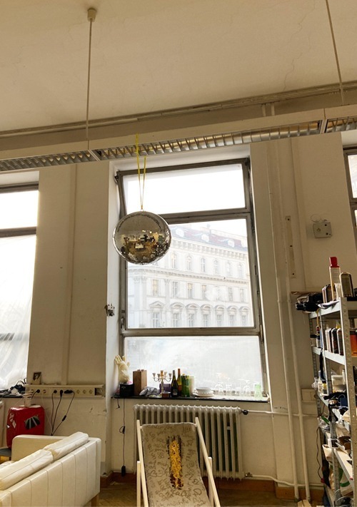 Discokugel in einem Atelier