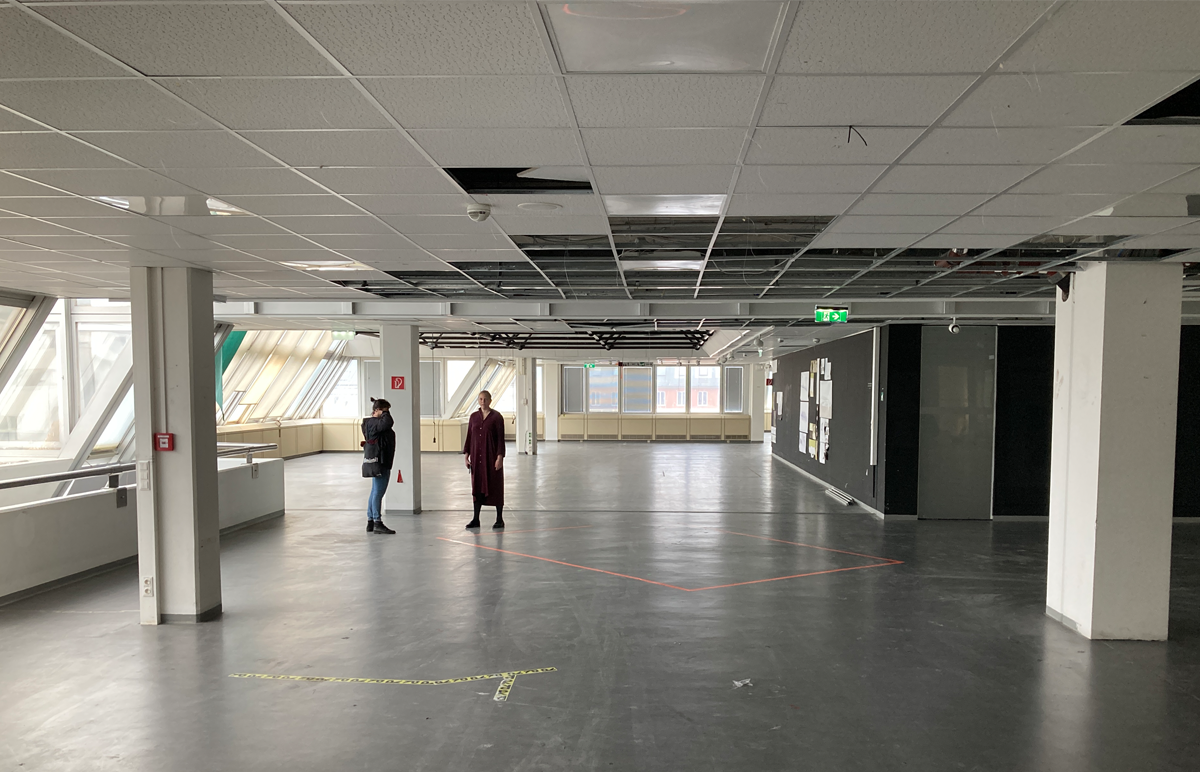 Halle des Gebäudes mit grauen Boden und weißer Decke.