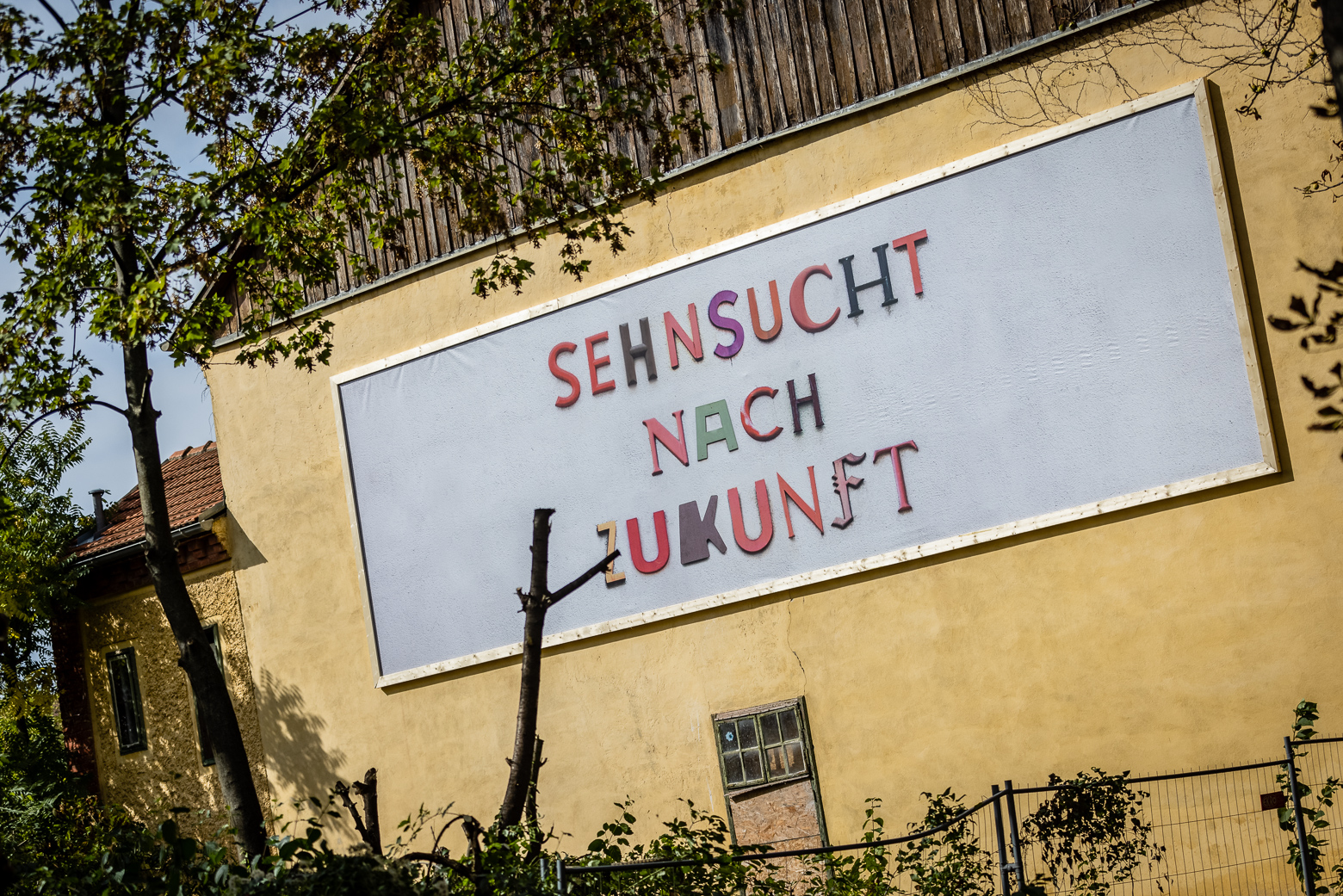 Sehnsucht nach Zukunft steht n der Fassade