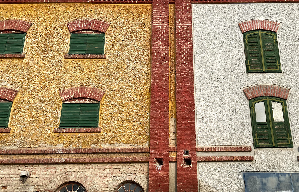 schöne farbige Fassade des Zukunftshofes Haupthaus