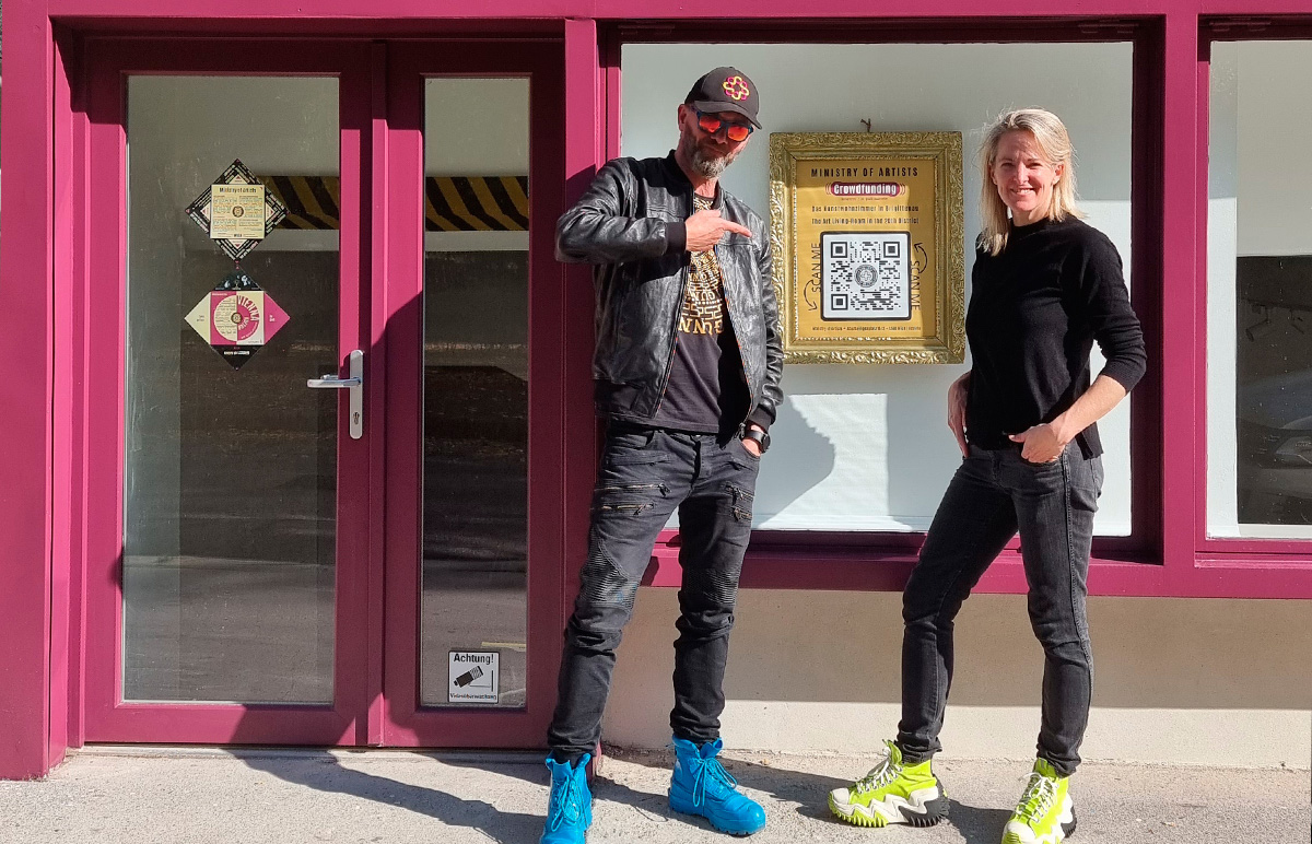 Bruno und Doris vor dem Schaufenster ihres neuen Kunst-Wohnzimmers.