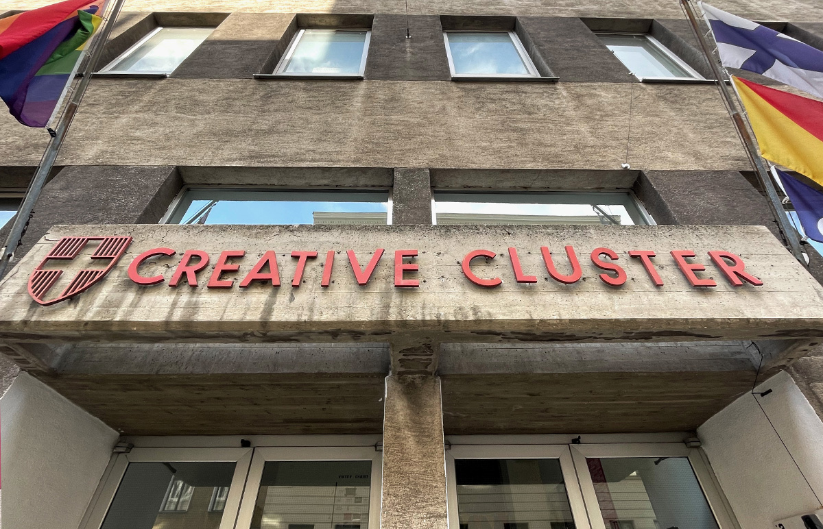 schräger Blick nach oben auf den Eingang des Creative Cluster