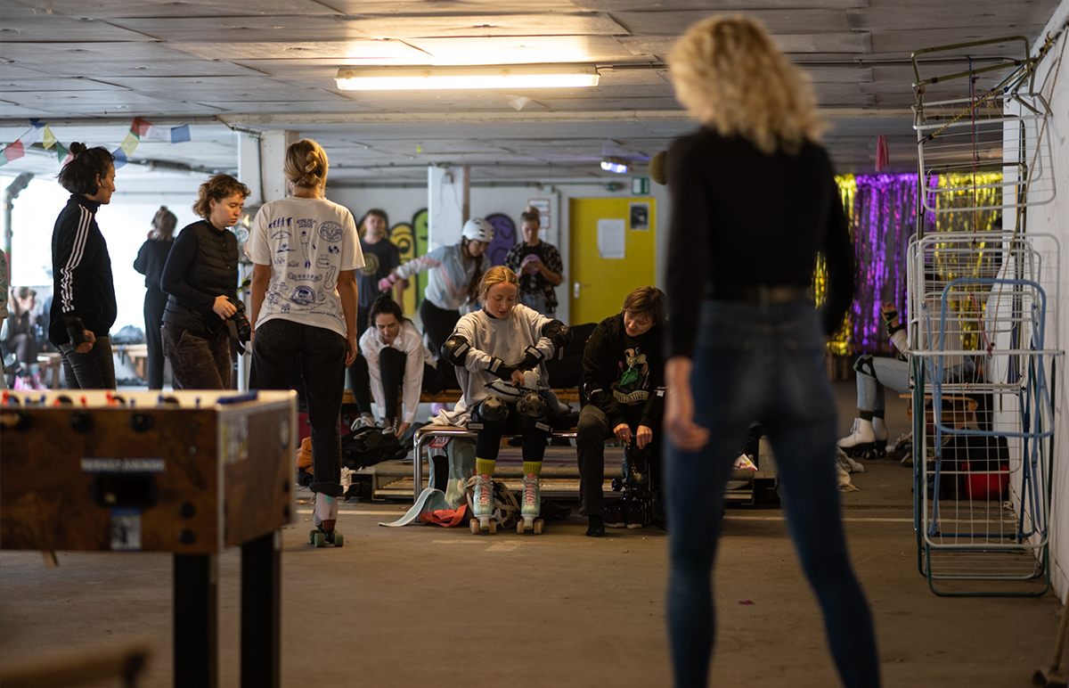 Menschen ziehen sich die Rollerblades an.