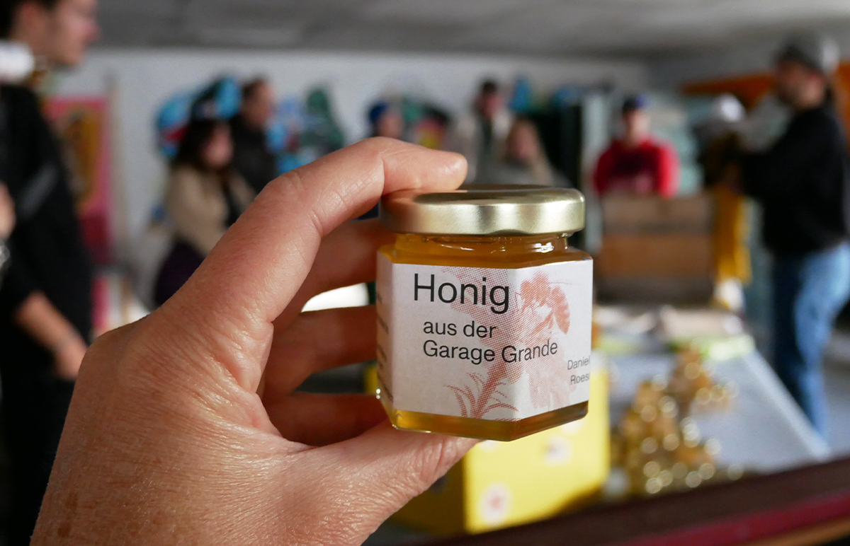 ein Honigglas des in der Garage Grande geimkten Honigs