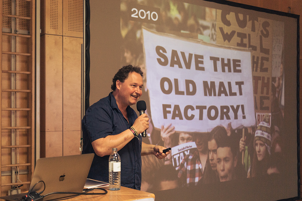 Kristian Krog vor der Präsentatuon mit dem Slider 'Save the old malt Factory'