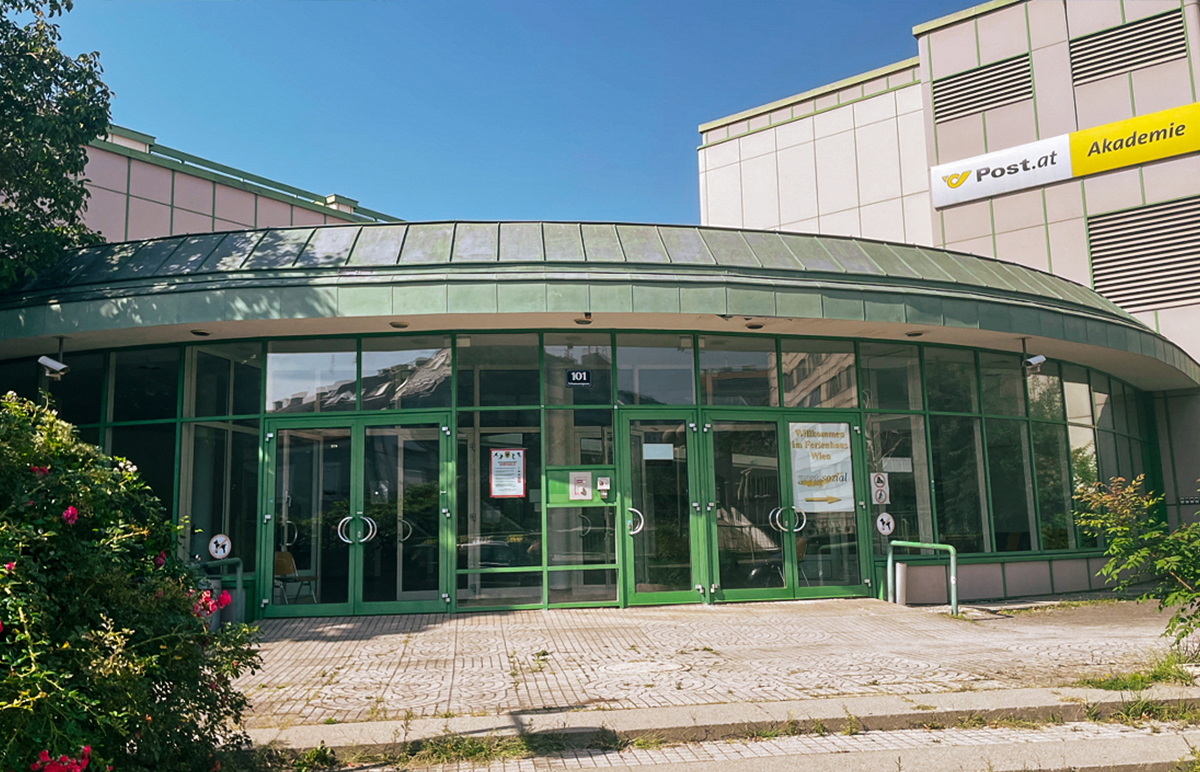 Außenansicht der ehem. Postakademie in Hernals. Blick auf die gebogene Eingangshalle.