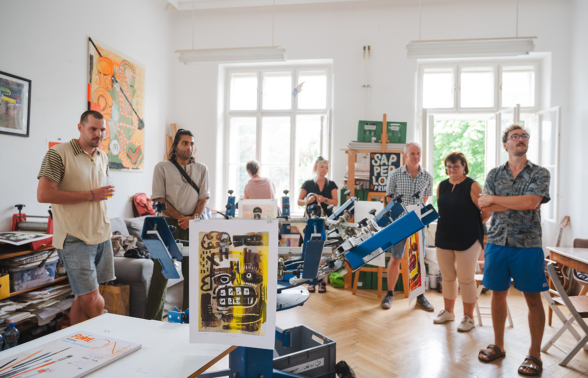 Mehrere Personen sehen sich in einem Atelier um.
