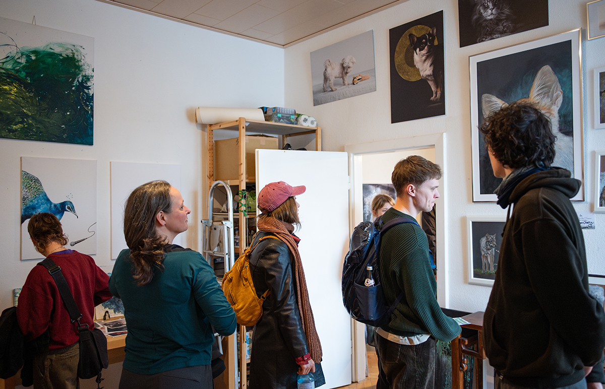 Mehrere Personen sehen sich in einem Atelier um.