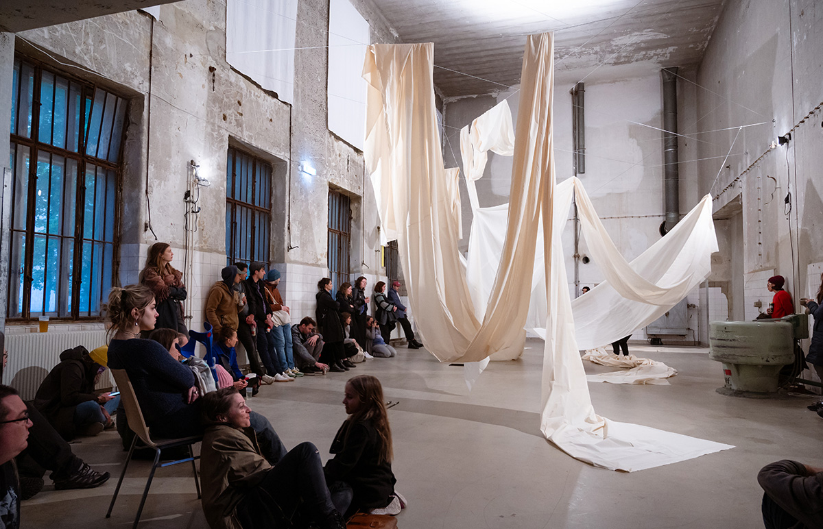 Rauminstallation mit großen weißen Stoffbahnen