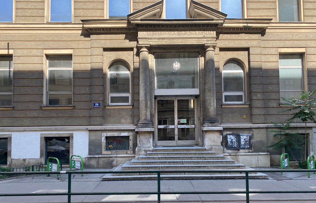 Blick auf Gebäudeeingang eines Schulgebäudes im Altbau
